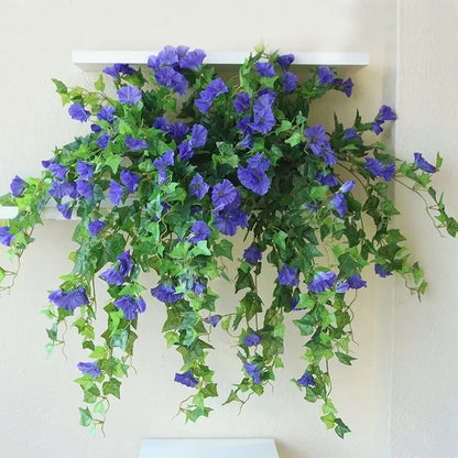 Künstlicher Prunkwindenstängel in Violett-Blau an einem weißen Wandregal, weitere Ansicht.