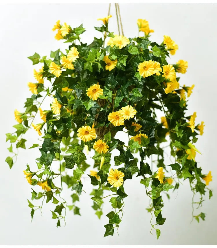 Künstlicher Prunkwindenstängel mit gelben Blüten und grünem Blattwerk, weitere Ansicht.