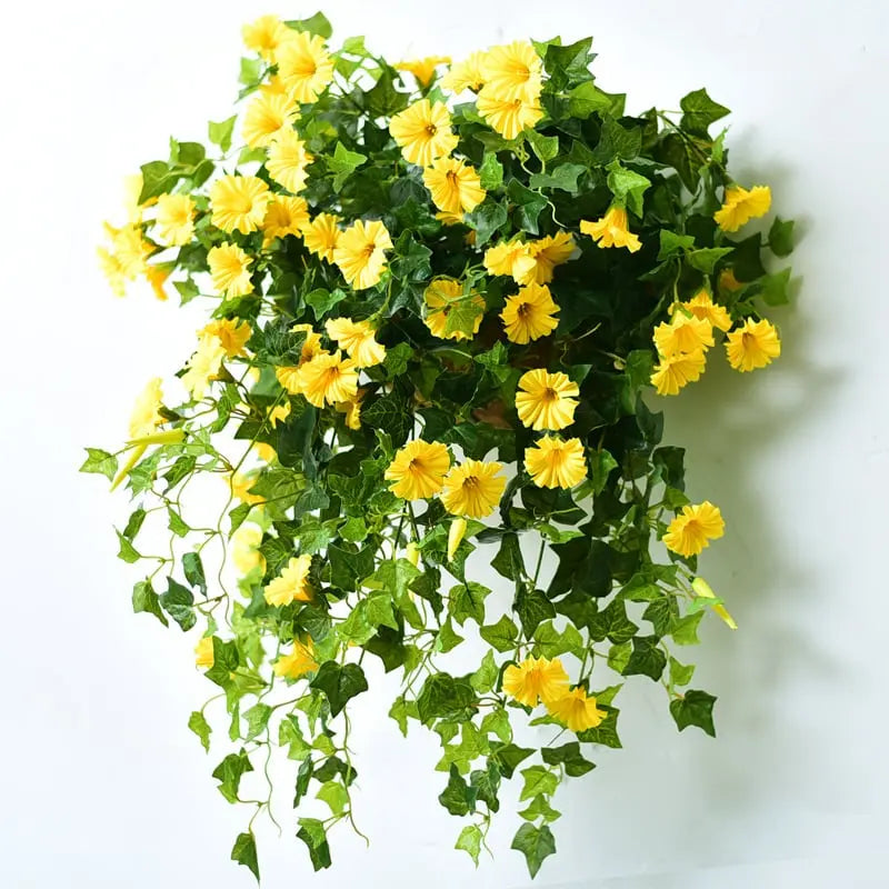 Künstlicher Prunkwindenstängel mit gelben Blüten und Efeublättern als Hängearrangement, weitere Ansicht.