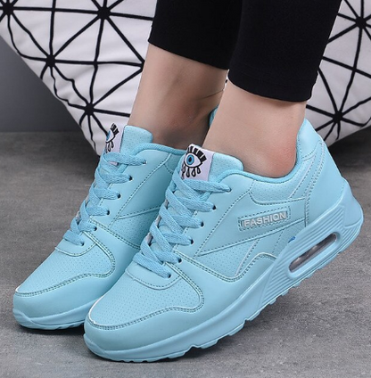 Hellblaue Sneaker mit Luftpolster-Sohle und Schnürung, von einem Model zu schwarzer Leggings getragen 8