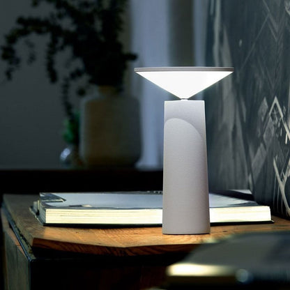Moderne weiße LED-Tischlampe auf Holztisch, minimalistisch, energiesparend, Inneneinrichtung.