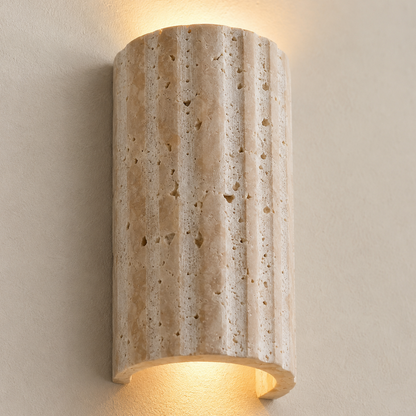 Detail der Wandleuchte aus Naturstein mit gerillter, beige-cremefarbener Oberfläche