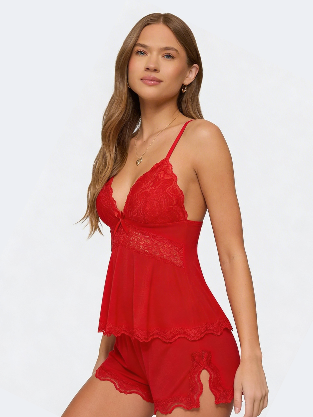 Seitliche Ansicht des roten Sets mit Spitzenbesatz und Seitenschlitz an den Shorts, am Model 22