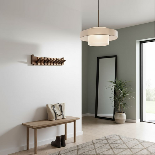 Piano Massivholz-Garderobe aus braunem Holz an der Wand in einem hellen Flur
