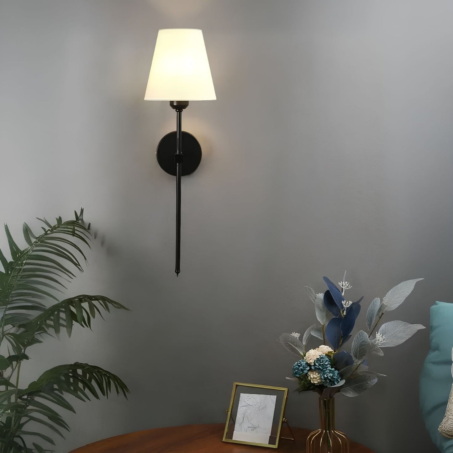 Wandleuchte schwarz mit weißem Lampenschirm, moderne Innenbeleuchtung, Wohnzimmerdekor.