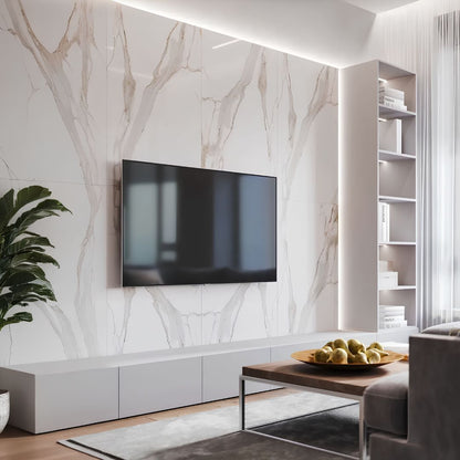 Moderner Wohnraum mit großem Flachbildfernseher an Marmorwand, stilvolle Einrichtung, Pflanzen.
