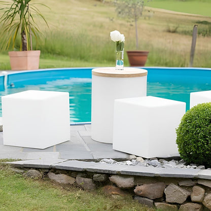 Weiße Gartenmöbel-Set am Pool, moderner Outdoor-Tisch und Hocker, stilvolle Terrassenmöbel.