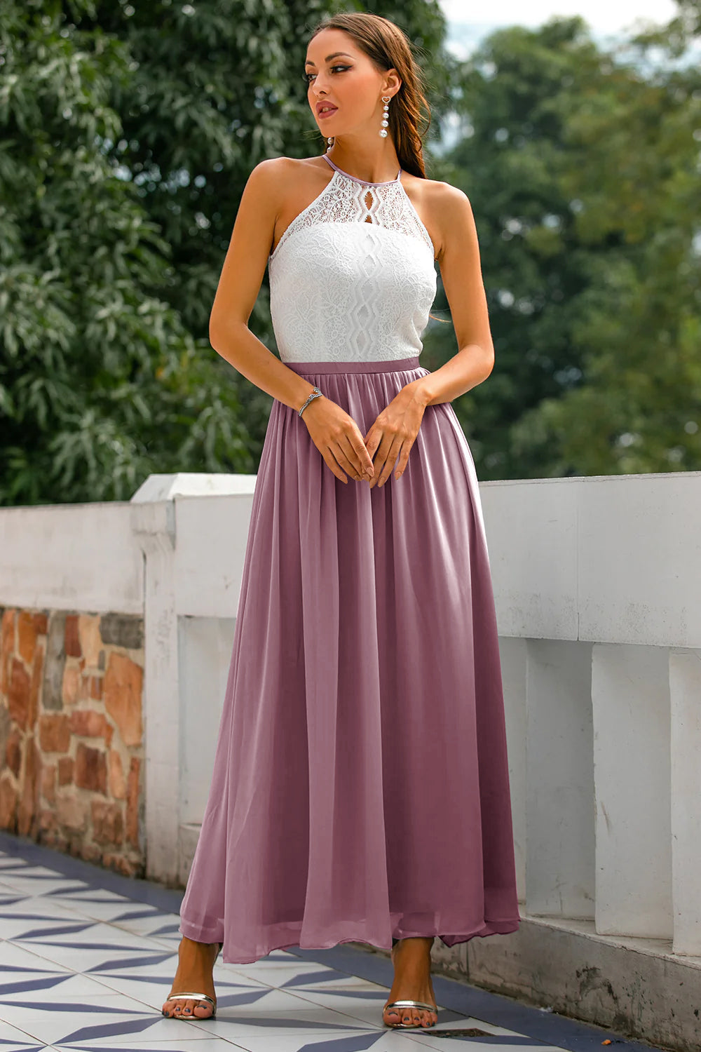 Frau in weißem Spitzenoberteil und lila Maxirock, Sommermode, elegantes Outfit, draußen.