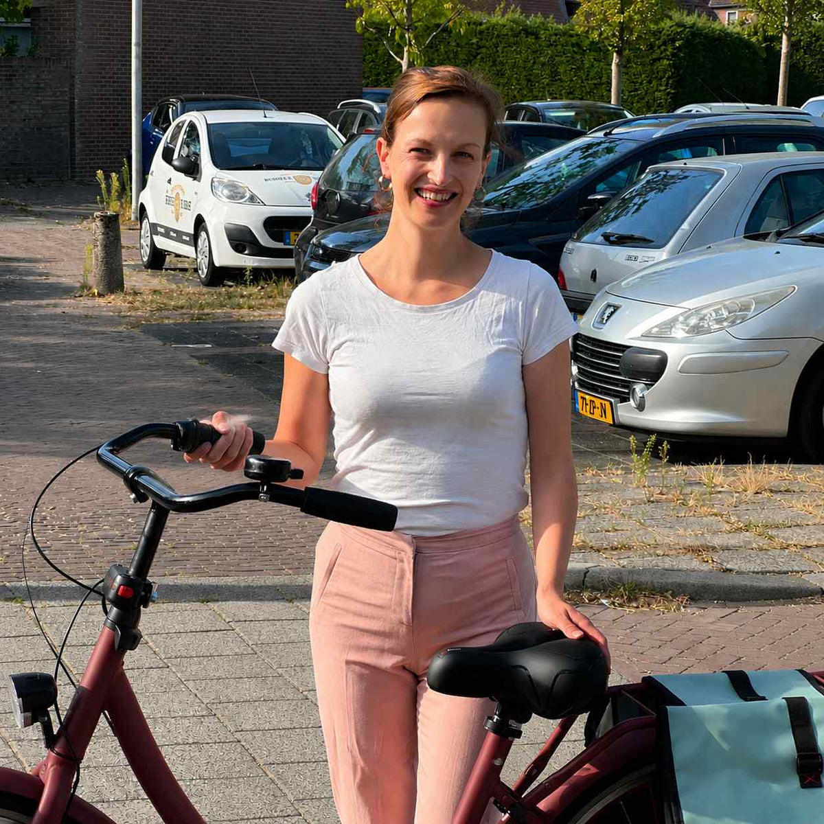 Schwarzer Fahrradsattel auf einem Stadtrad neben einer Fahrradtasche