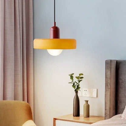 Bauhaus Buntglas-Pendelleuchte mit orangegelbem Schirm und dunkelroter Kappe im Schlafzimmer, another view