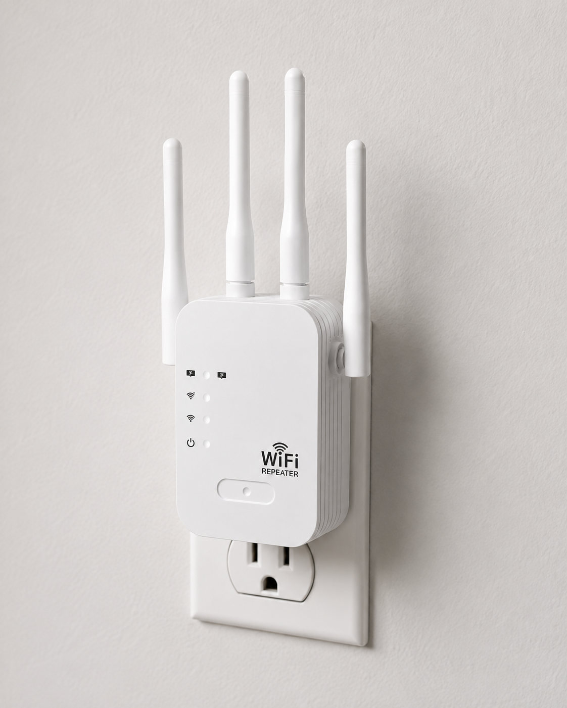 Weißer WLAN-Repeater in einer Wandsteckdose mit aufgestellten Antennen.