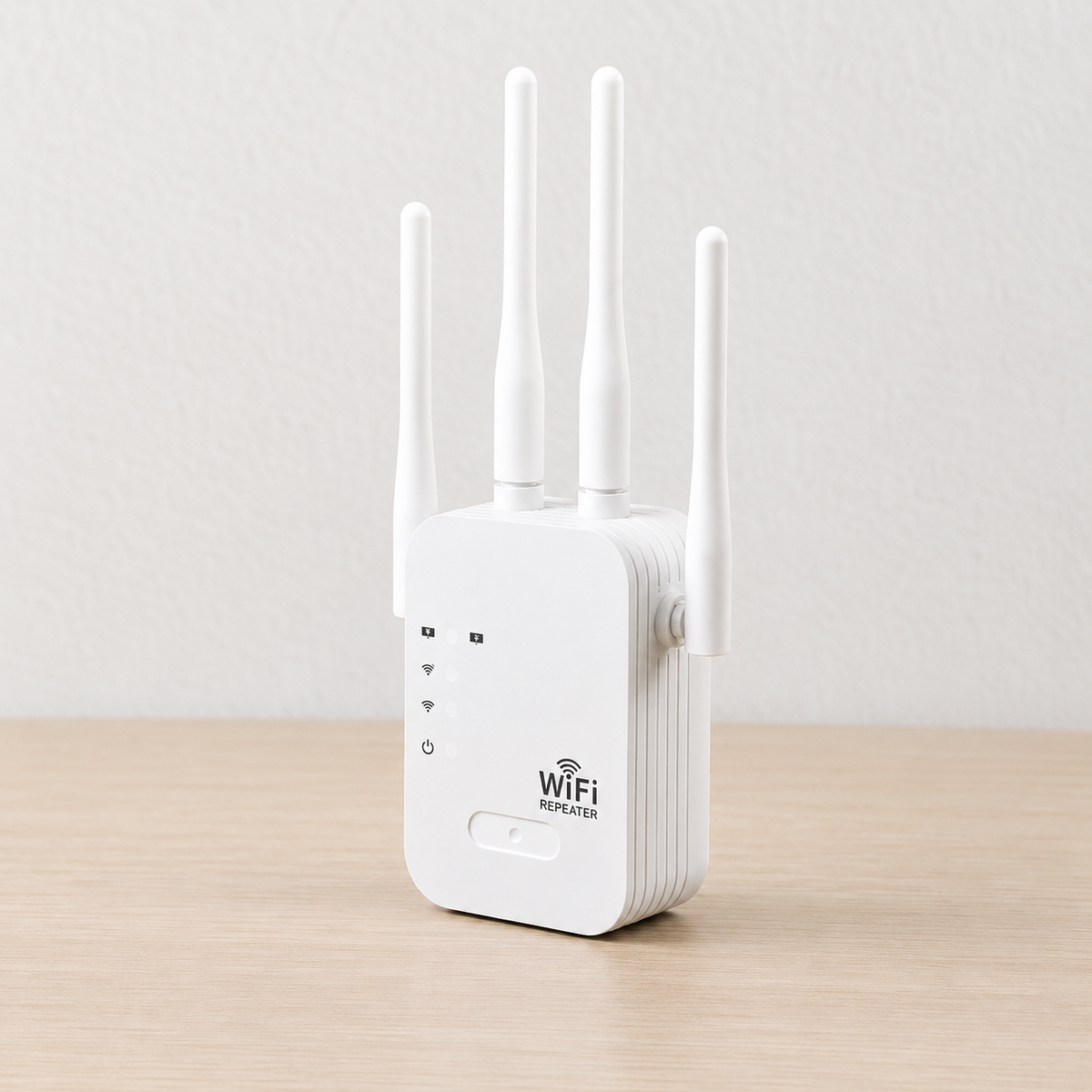 Weißer WLAN-Repeater mit vier Antennen und Status-LEDs, frontal auf einem Holztisch vor heller Wand.
