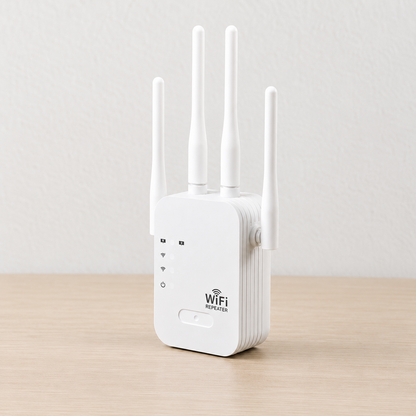 Weißer WLAN-Repeater mit vier Antennen und Status-LEDs, frontal auf einem Holztisch vor heller Wand.