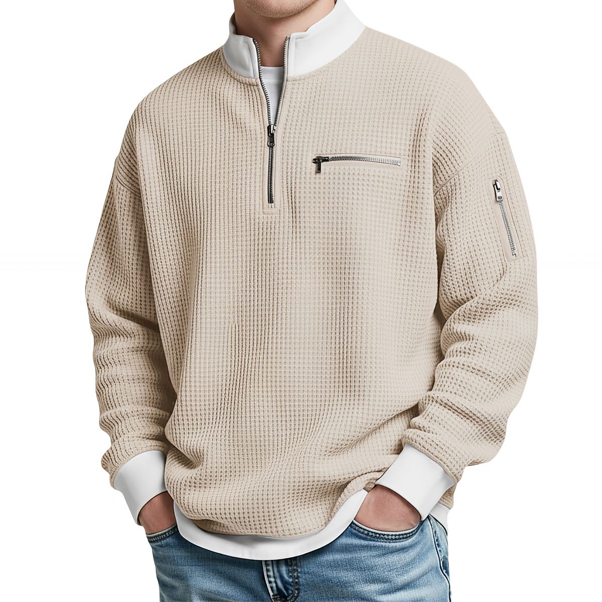 Herrenpullover in Beige mit Reißverschluss am Kragen und weißem Stehkragen, frontal am Model.