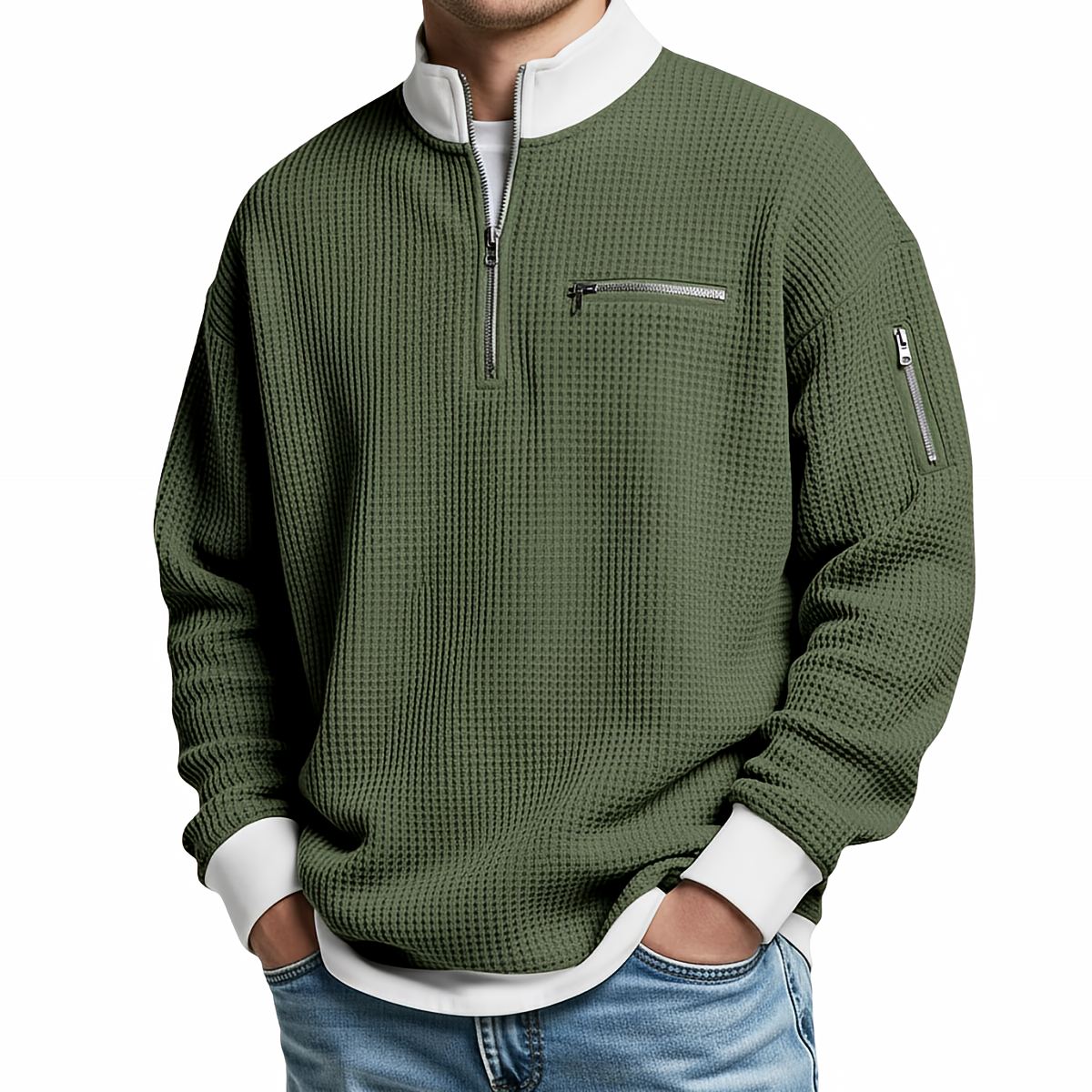Herrenpullover in Olivgrün mit weißem Stehkragen und Reißverschlusstaschen, frontal am Model.