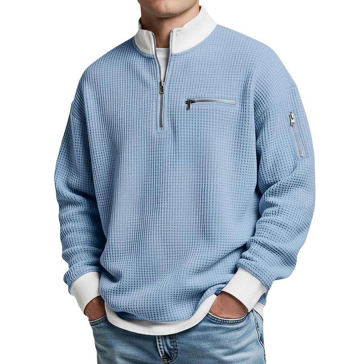 Herrenpullover in Hellblau mit Viertel-Reißverschluss und weißen Bündchen, frontal am Model.