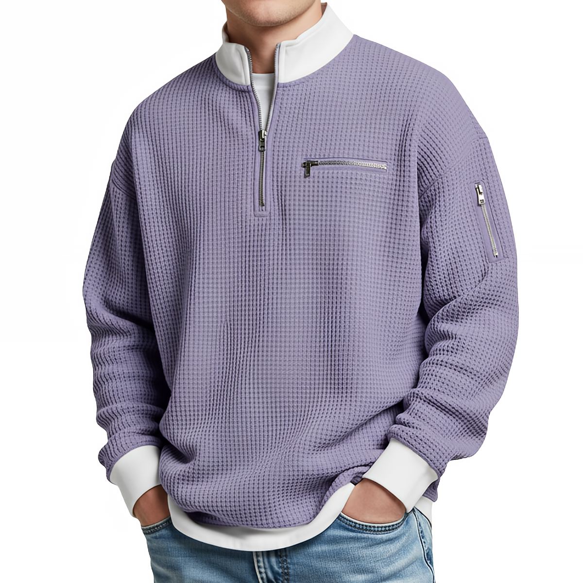 Herrenpullover in Flieder mit weißem Stehkragen und Reißverschlusstaschen, frontal am Model.