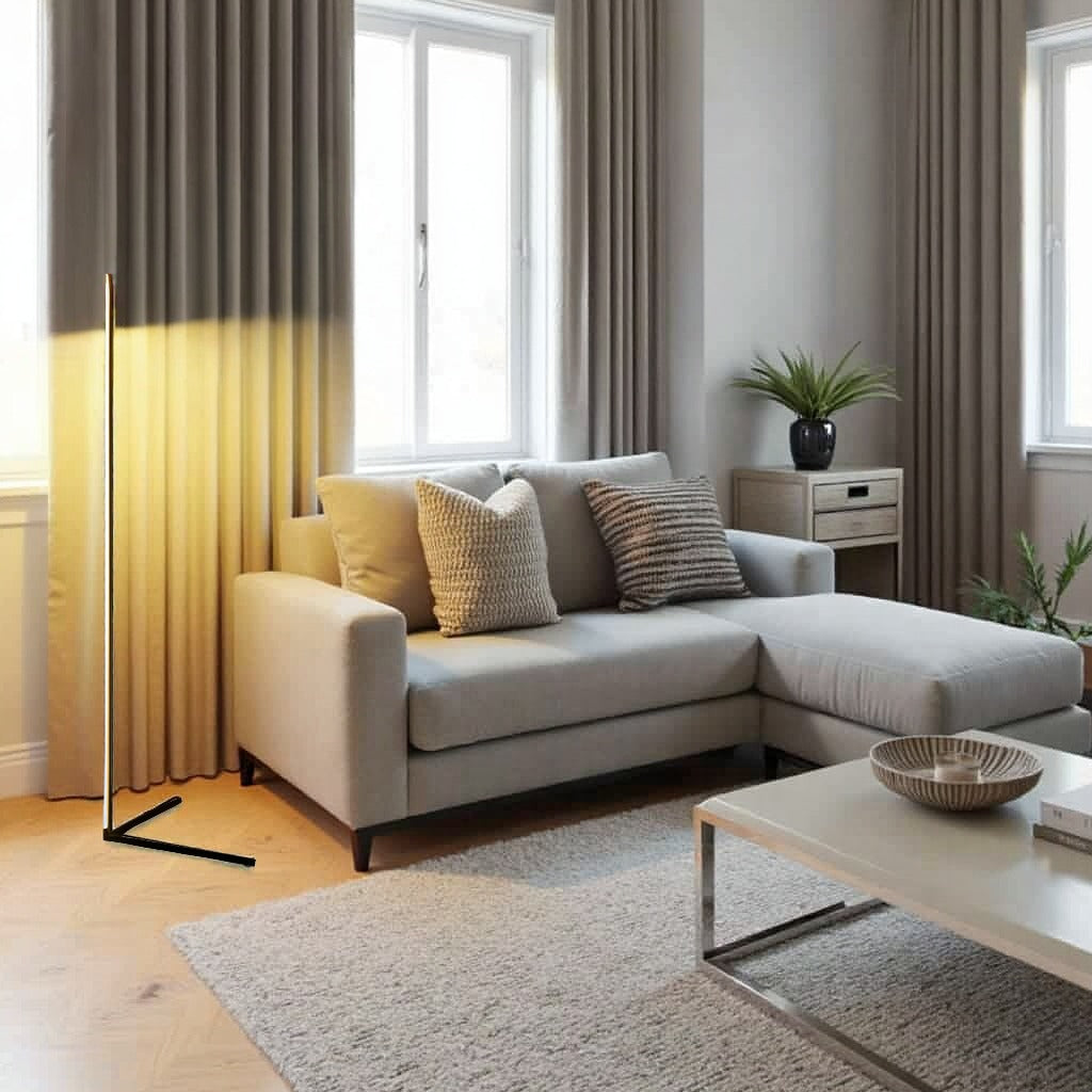 Stehlampe mit warmem Licht vor Vorhängen in einem hellen Wohnzimmer mit Sofa und Couchtisch 10