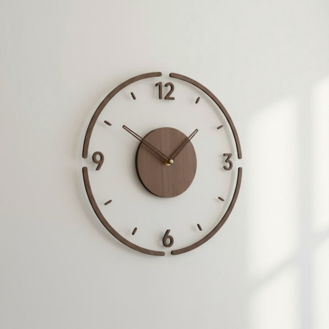 Frontansicht der transparenten Acryl-Wanduhr mit dunklem Holzring, Holzziffern und runder Holzscheibe in der Mitte 1