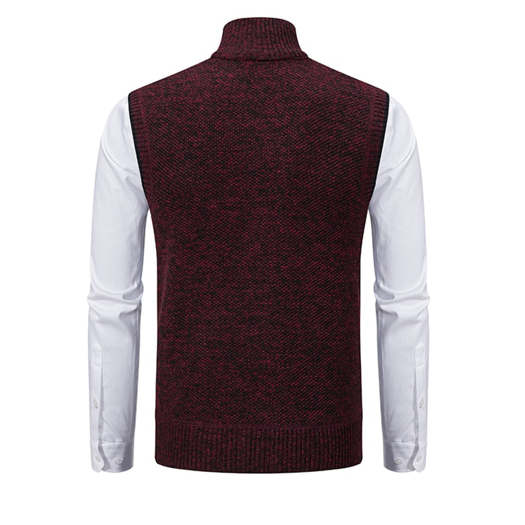 Weinroter Herrenstrickpullover mit Rollkragen, ärmellos, über weißem Hemd.