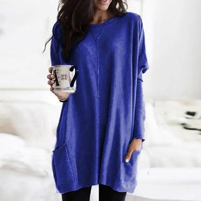 Frau in blauer Langarm-Tunika mit Taschen, lässig, bequem, Plus-Size, Mode, Pullover.