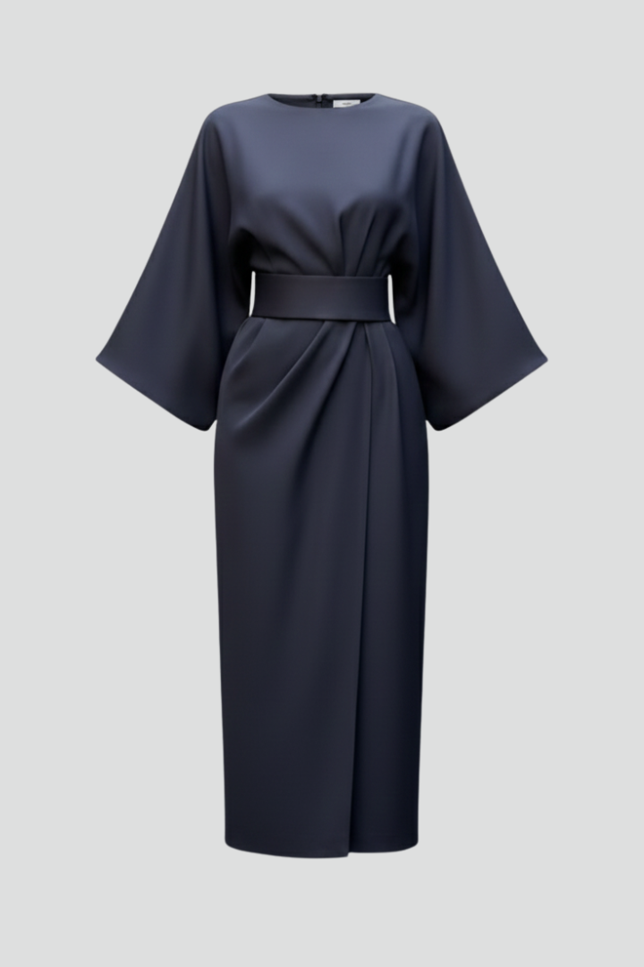 Marineblaues Kleid frontal ohne Model: weite Ärmel, breiter Gürtel in der Taille und gerafftes Wickelteil am Rock 1