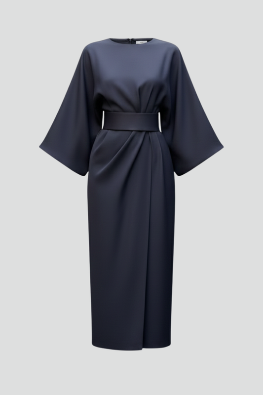 Marineblaues Kleid frontal ohne Model: weite Ärmel, breiter Gürtel in der Taille und gerafftes Wickelteil am Rock 1