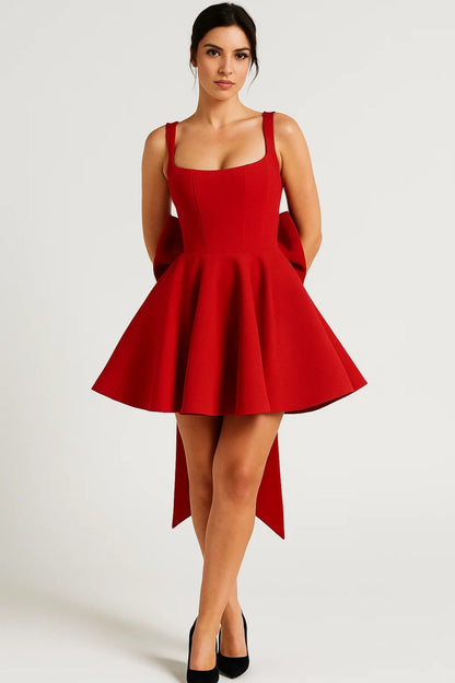 Model in rotem Minikleid mit weitem Rock und Schleife am Rücken, dazu schwarze Pumps 7
