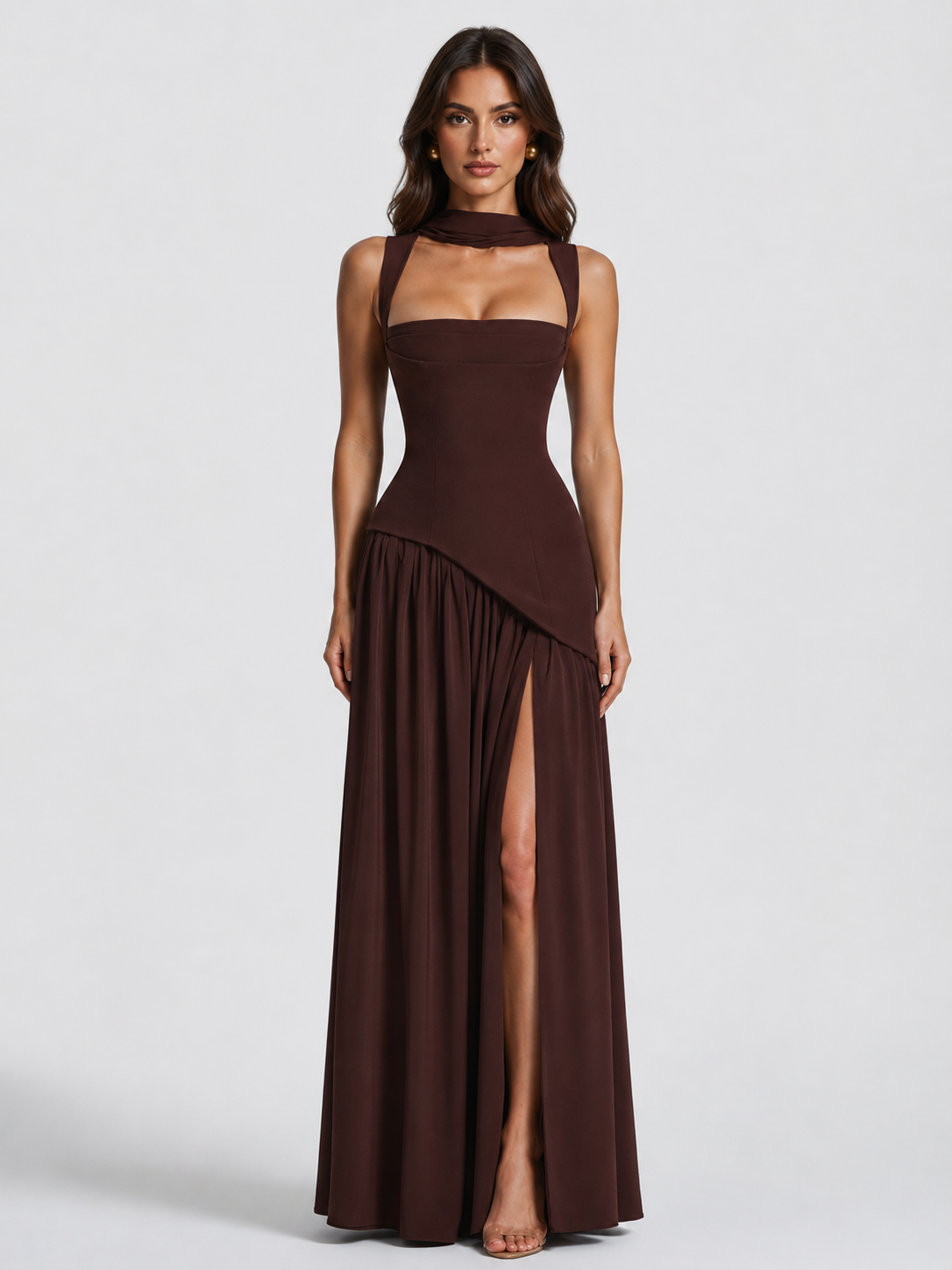 Dunkelbraunes Maxikleid in Frontansicht mit eckigem Ausschnitt, Stehkragen-Schal, asymmetrischer Taille und hohem Beinschlitz