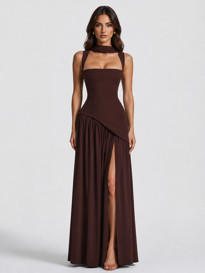 Dunkelbraunes Maxikleid in Frontansicht mit eckigem Ausschnitt, Stehkragen-Schal, asymmetrischer Taille und hohem Beinschlitz