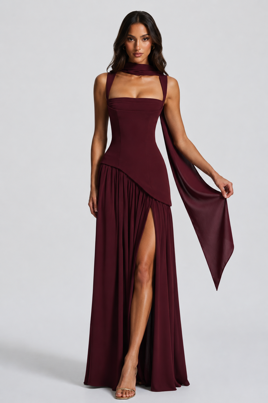 Burgunderrotes Maxikleid in Detailansicht mit langem Schalteil und sichtbarem Beinschlitz