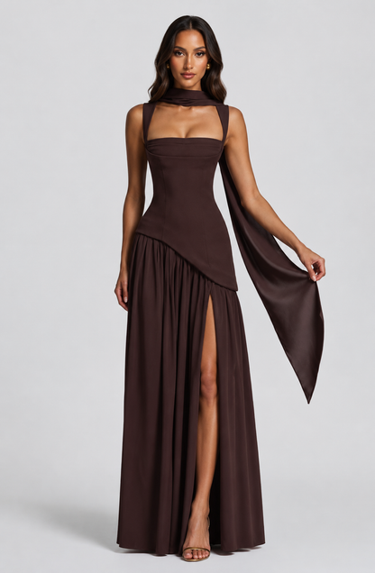 Dunkelbraunes Maxikleid in Detailansicht mit langem Schalteil und sichtbarem Beinschlitz