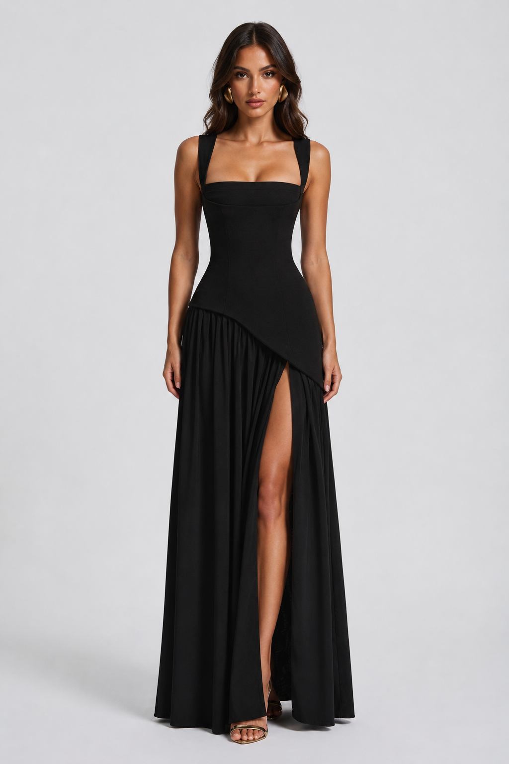 Schwarzes Maxikleid in Frontansicht mit breiten Trägern, eckigem Ausschnitt, asymmetrischer Taille und hohem Beinschlitz