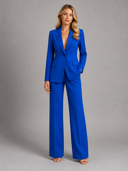 Das königsblaue Damen-Set mit Blazer und weit fallender Hose.