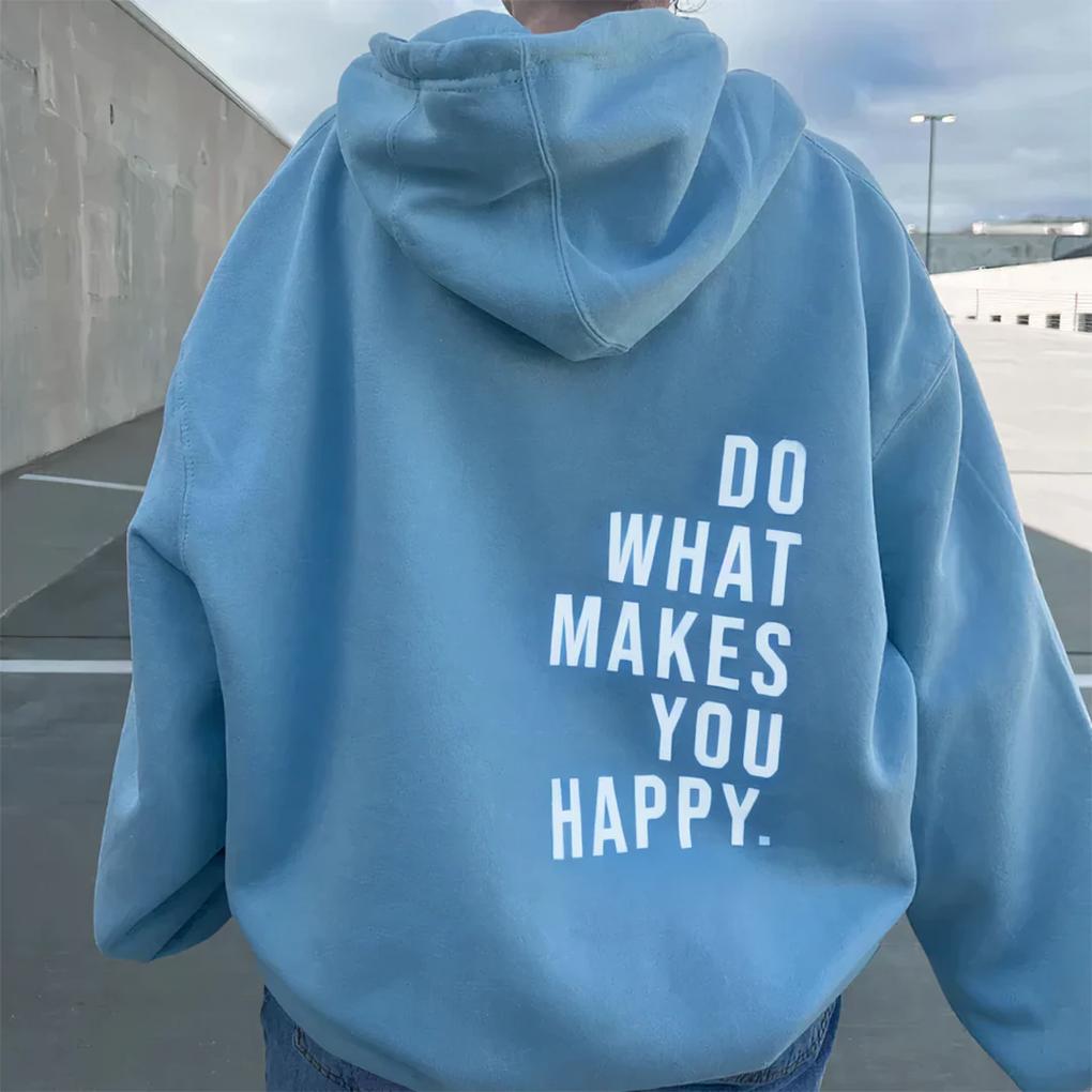 Hellblauer Oversize-Hoodie von hinten, getragen auf einem Parkdeck, mit weißem Schriftaufdruck auf dem Rücken. 2