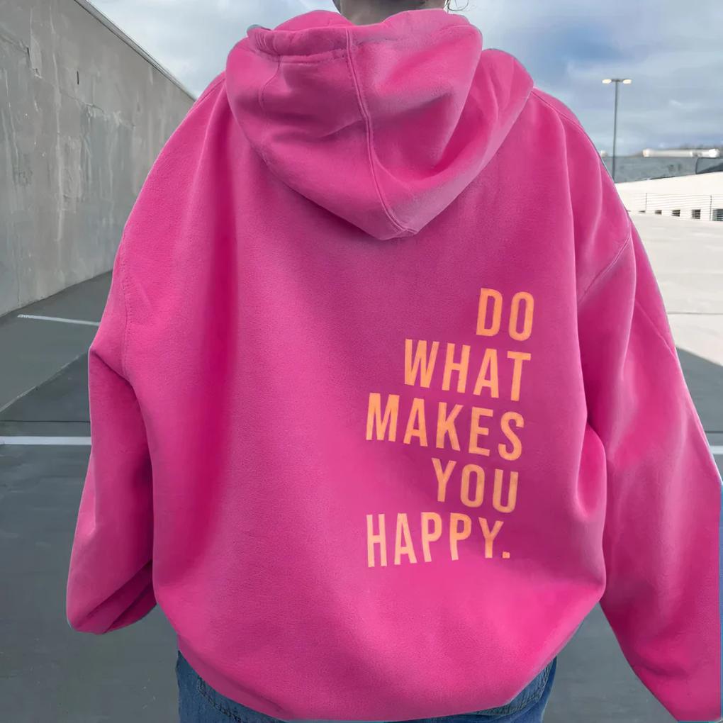 Pinker Hoodie mit Kapuze von hinten getragen, orangefarbener Schriftaufdruck auf dem Rücken, Parkdeck im Hintergrund. 3