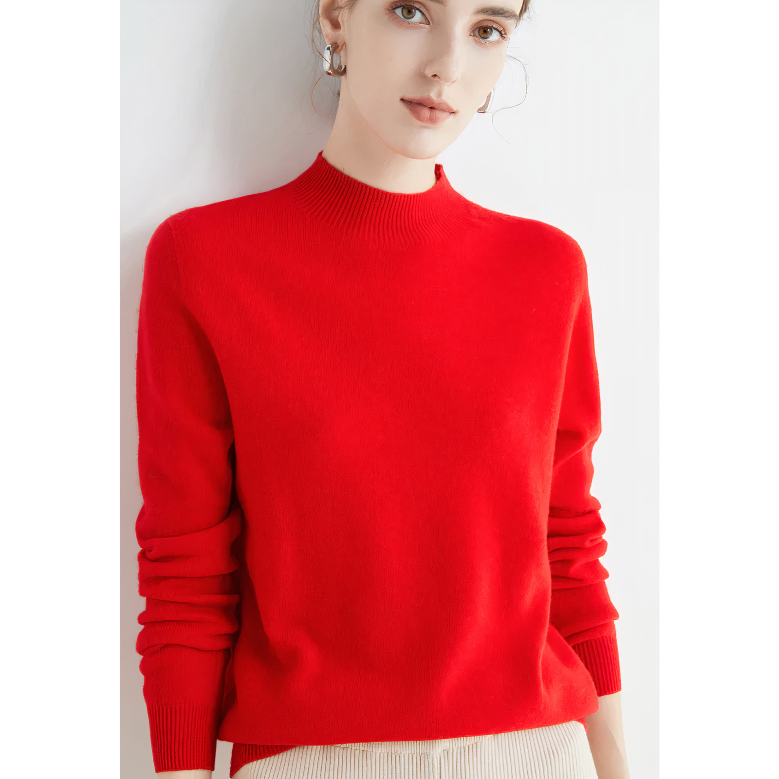 Frau in rotem Pullover, Rollkragen, Strick, modisch, elegant, Damenmode, Herbst/Winter.