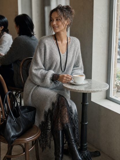 Frau im grauen Strickkleid sitzt in einem Café an einem runden Tisch mit Kaffeetasse 4