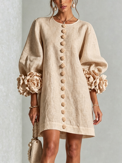 Das Kleid in hellem Beige, Frontansicht mit Puffärmeln und großen Stoffblüten 6