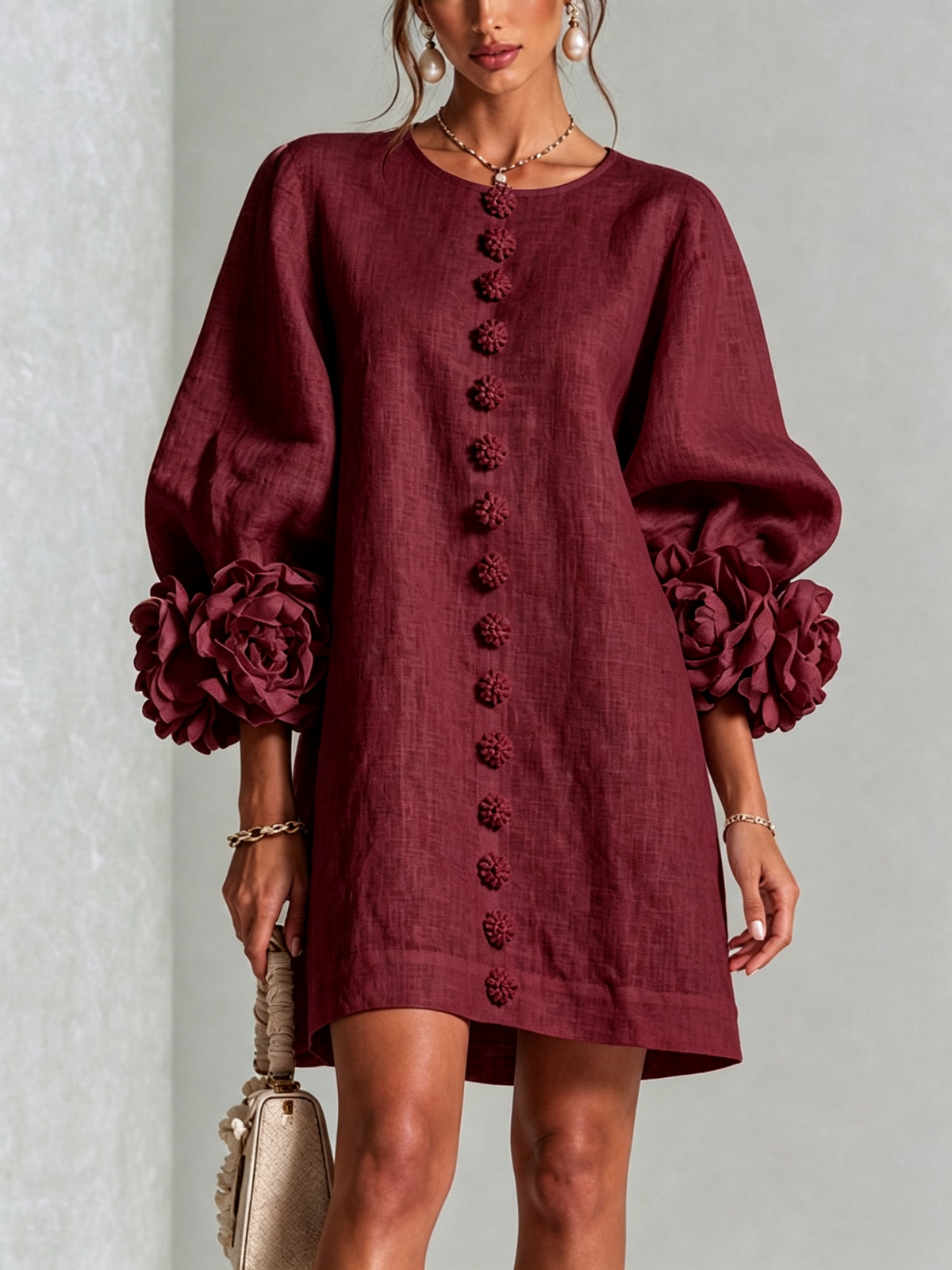Das Kleid in Weinrot, von vorn getragen, mit Blütenknopfleiste und Ärmelblüten 7