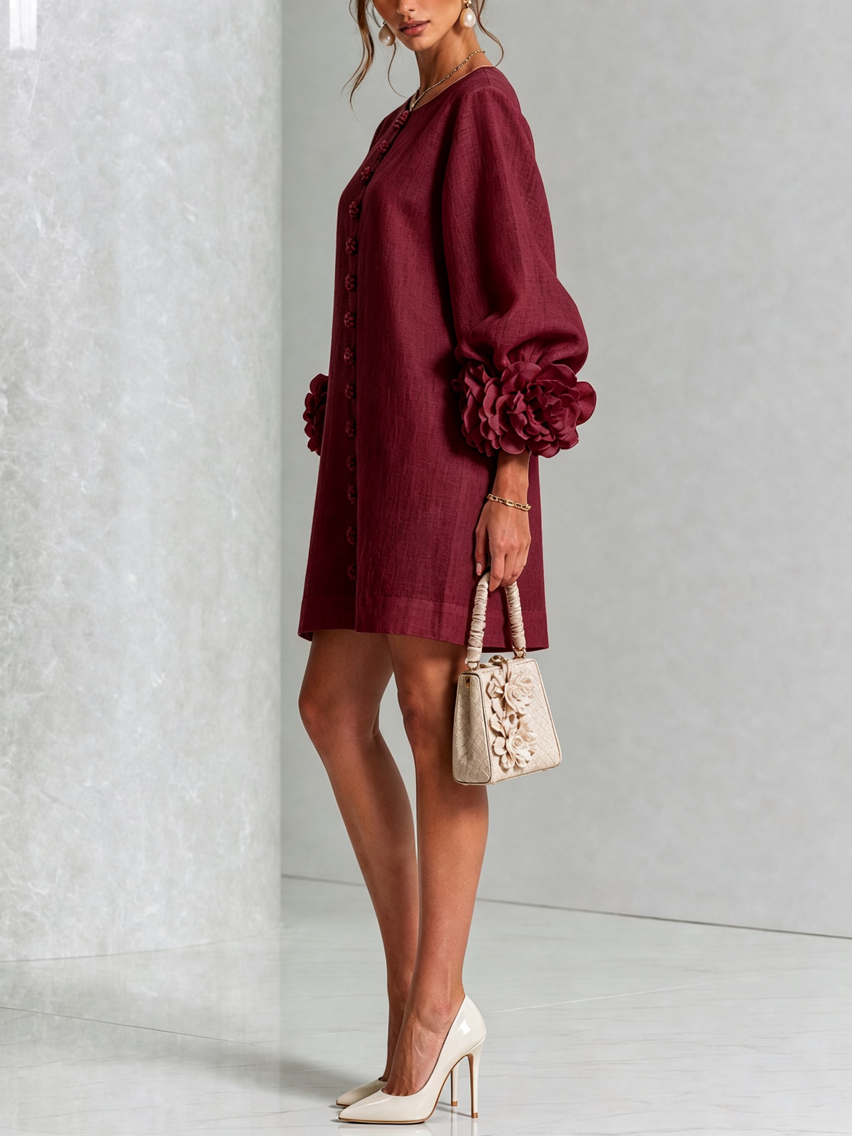 Weinrotes Minikleid seitlich getragen, Blumenknöpfe an der Front, Rosenmanschette am Puffärmel, cremefarbene Handtasche mit Blumenapplikationen und Pumps. 36