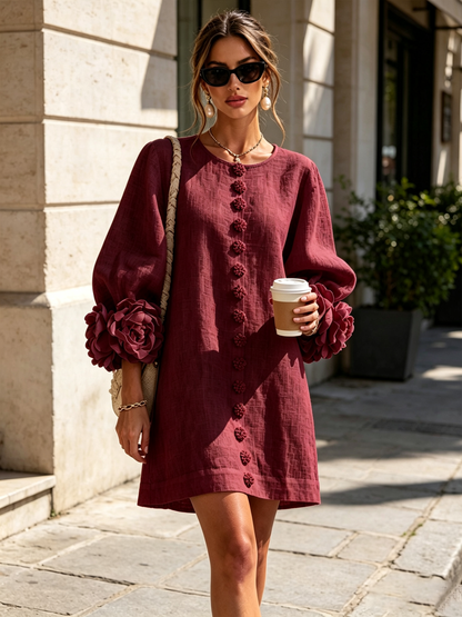 Weinrotes Minikleid frontal auf der Straße getragen, Blumenknopfleiste, Rosenmanschetten, Kaffeebecher in der Hand, Sonnenbrille und Schultertasche. 38