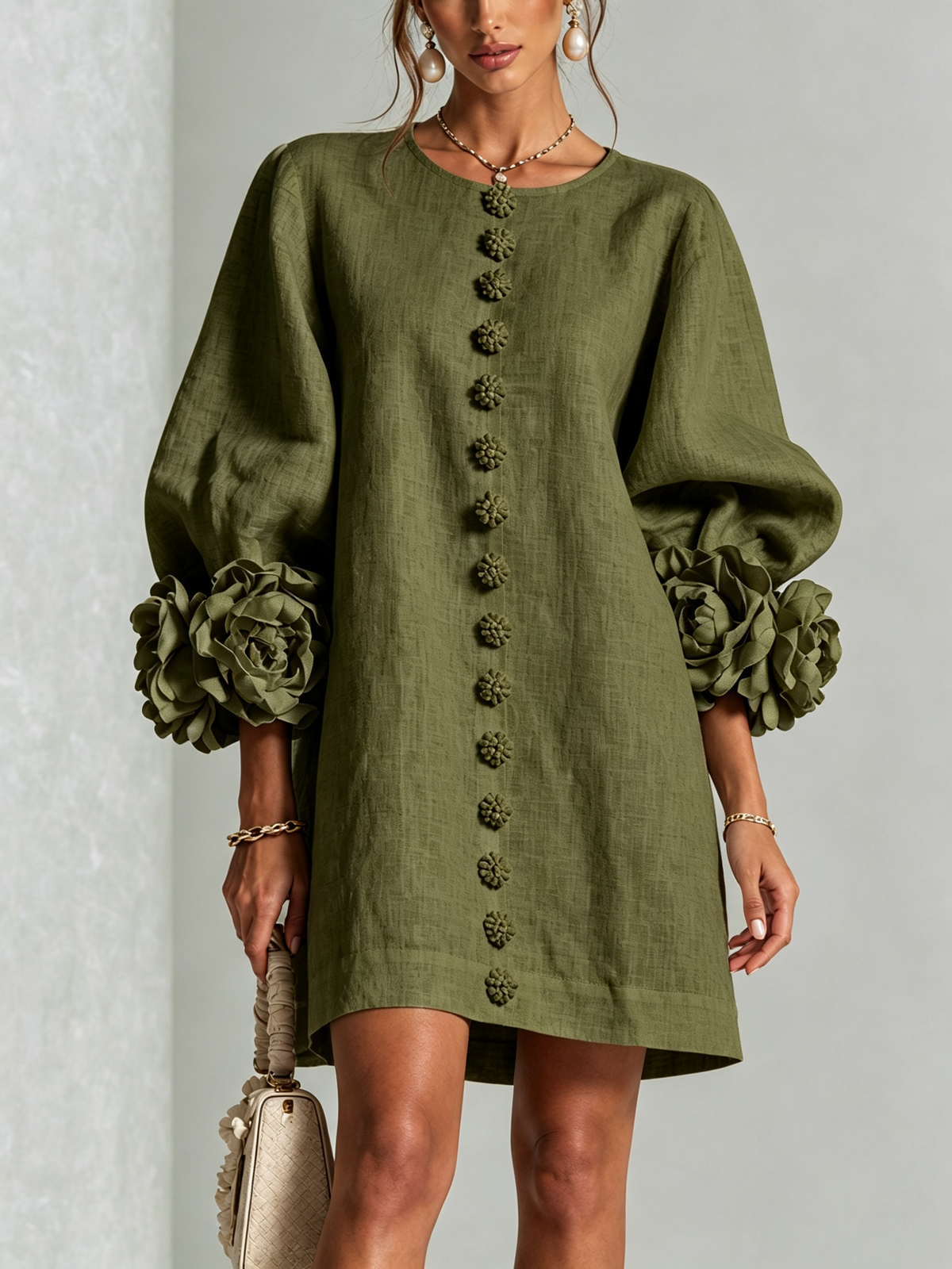 Das Kleid in Olivgrün, getragen von vorn mit Blütenknopfleiste und Puffärmeln 2