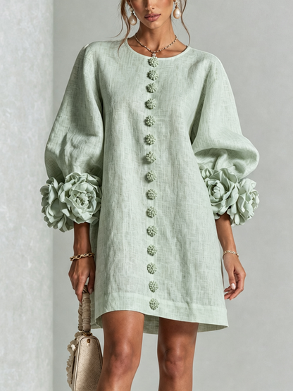Mintgrünes Minikleid in Nahaufnahme von vorn, Blumenknopfleiste, weite Puffärmel mit großen Rosenmanschetten, Perlenohrringe und Handtasche. 31