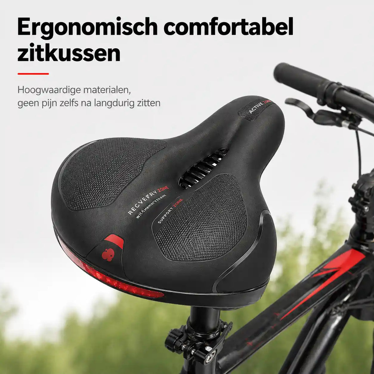 Schwarzer Fahrradsattel mit roten Akzenten, Mittelaussparung und rotem Reflektorstreifen am Heck auf einem Mountainbike