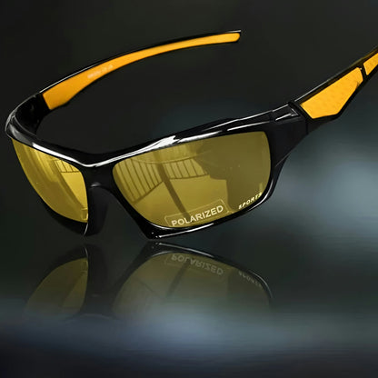 Sportbrille mit gelb getönten Gläsern und gelben Bügelakzenten, schräg vor dunklem Hintergrund mit Spiegelung 9