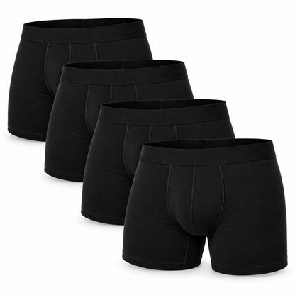Vier schwarze Boxerbriefs als gestaffeltes Set in der Vorderansicht vor weißem Hintergrund.