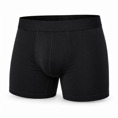 Einzelne schwarze Boxerbriefs in der Vorderansicht mit breitem Bund und Ziernähten am Eingriff.