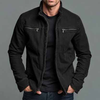 Schwarze Variante der Jacke mit Stehkragen und Reißverschlusstaschen, offen getragen über schwarzem Shirt 5