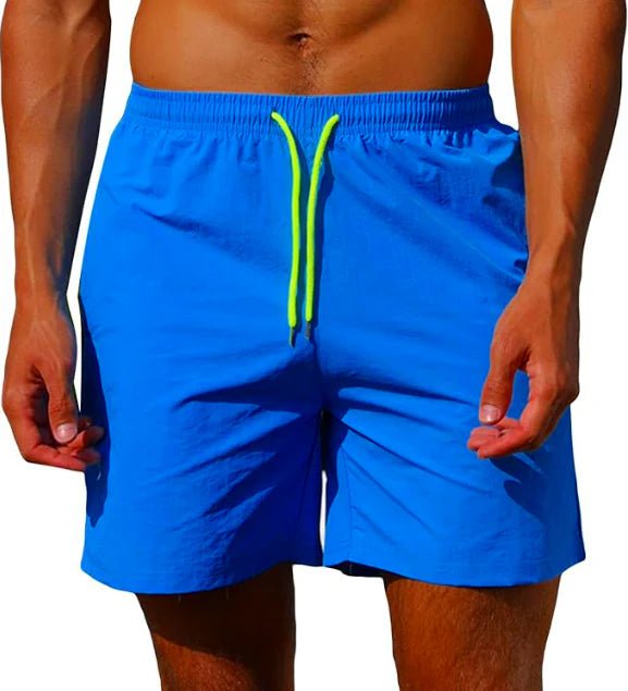 Hellblaue Herren-Badeshorts mit neongelber Kordel, getragen, Frontansicht mit leicht knittrigem Stoff.